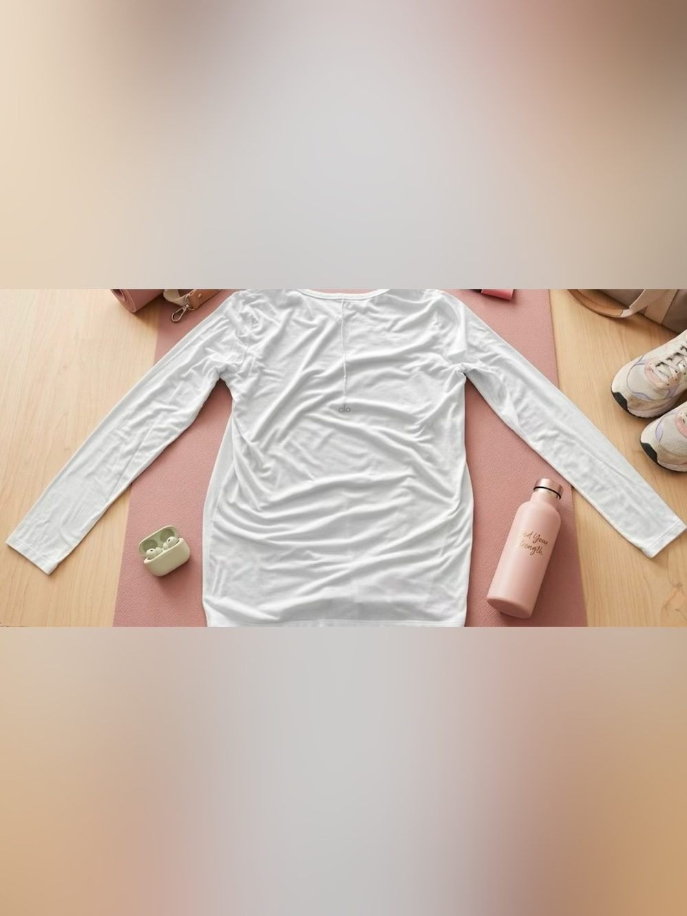 Alo women’s White Long Sleeve Motion T-Shirt Round Neck.  Size S.